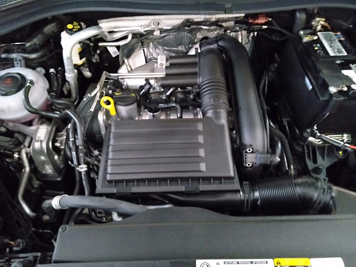 Моторний відсік із двигуном 1.4 TSI покоління EA211 з ременем ГРМ