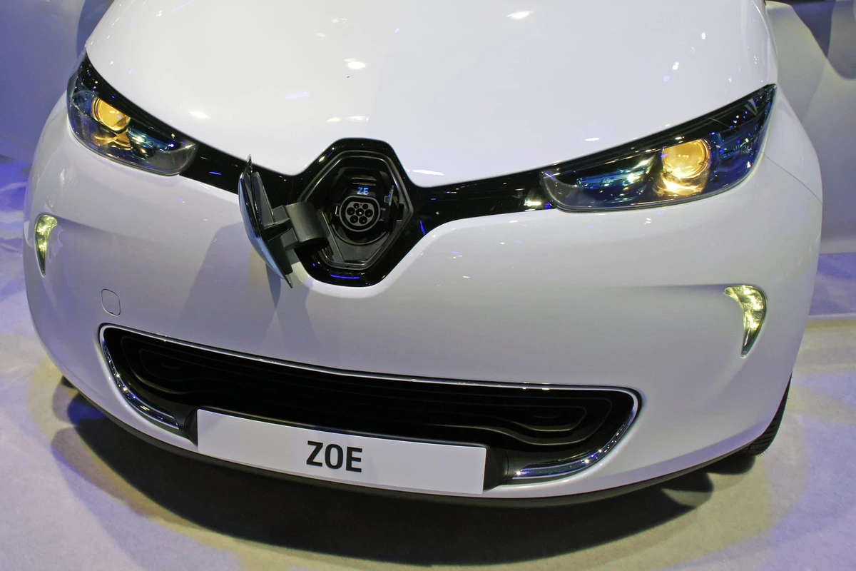 Передня частина Renault Zoe: роз'єм для заряджання розташований за емблемою на капоті