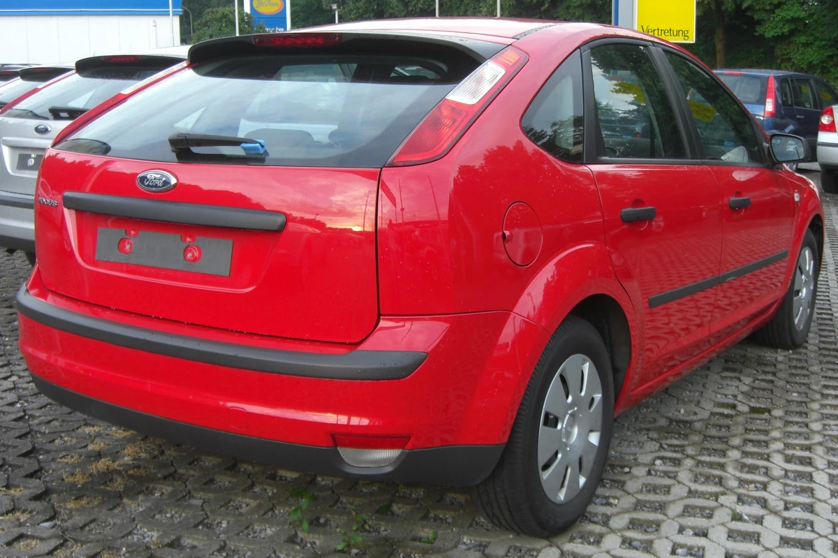 Ford Focus 2 п'ятидверний хетчбек до рестайлінгу, вигляд ззаду
