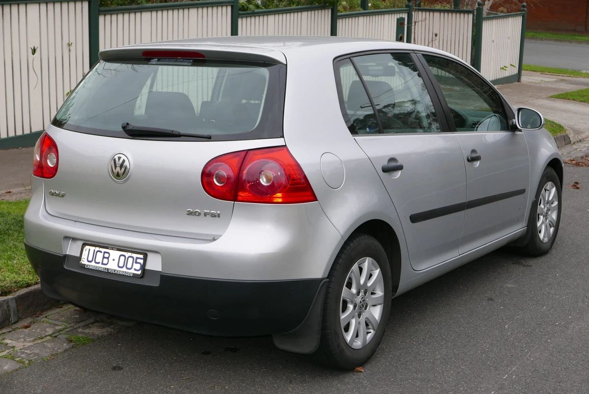 Volkswagen Golf 5 п'ятидверний хетчбек, вигляд ззаду: кришка багажника й задні ліхтарі